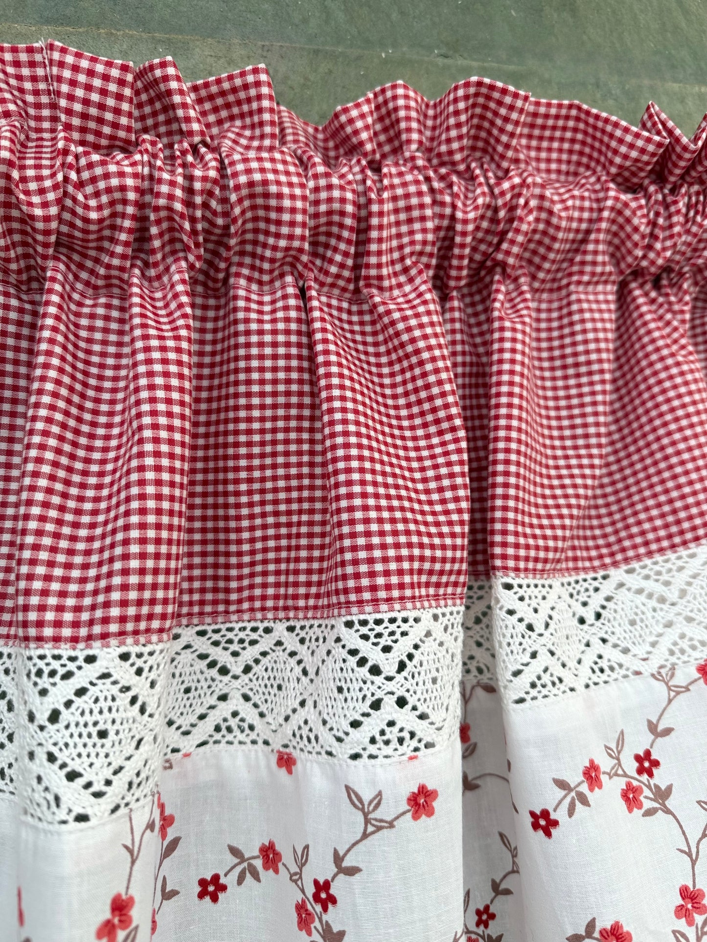 Kitchen Valance - Camellia