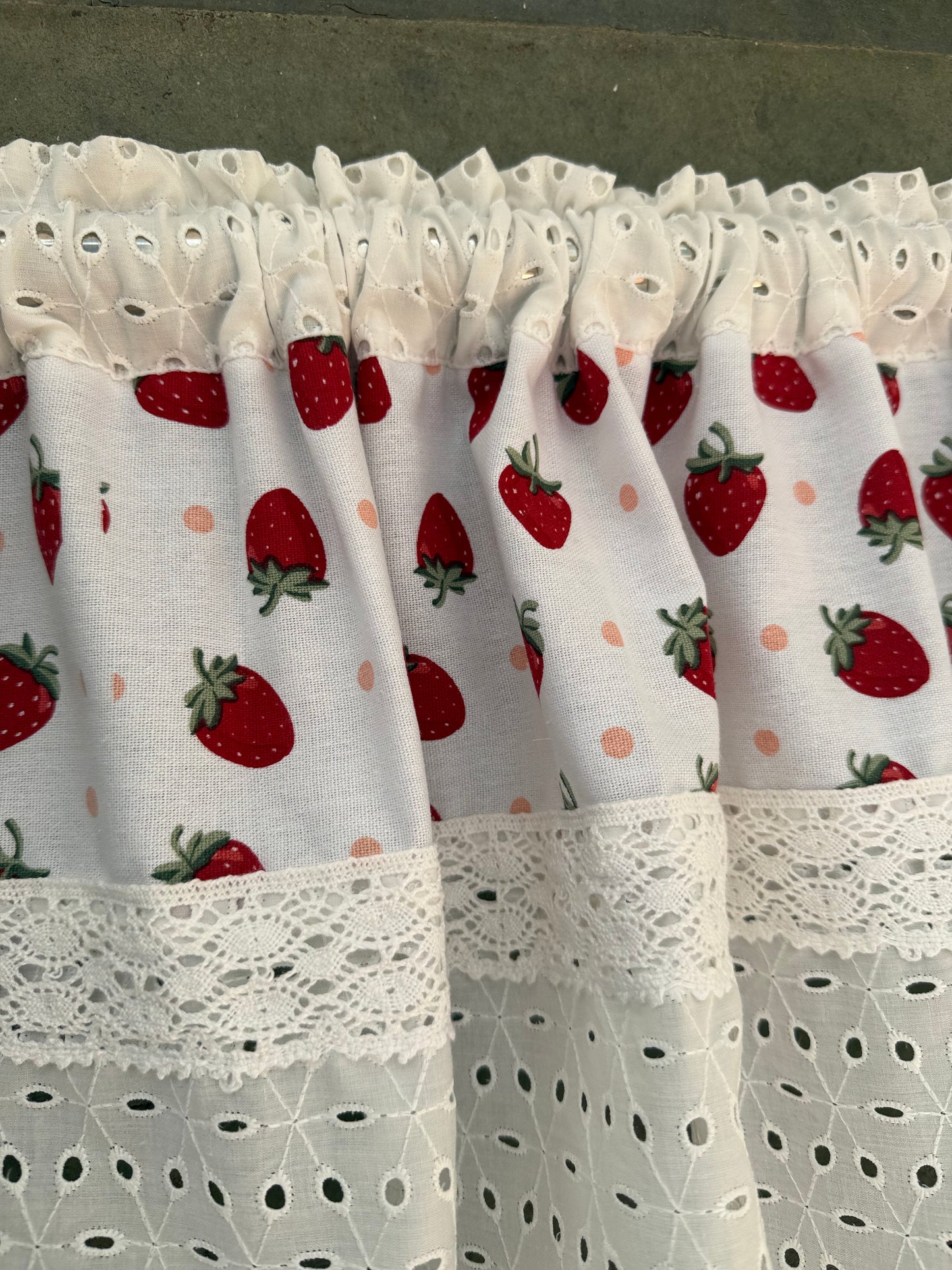 Kitchen Valance- Strawberry Jolie