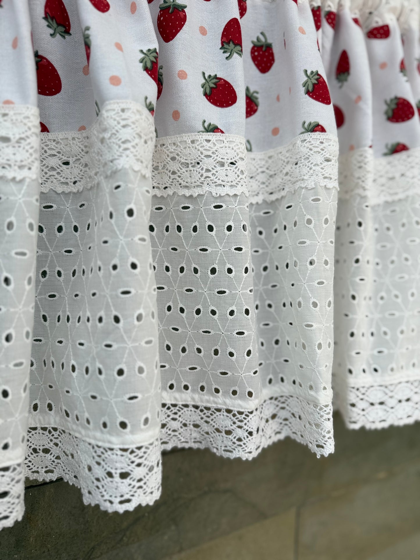 Kitchen Valance- Strawberry Jolie