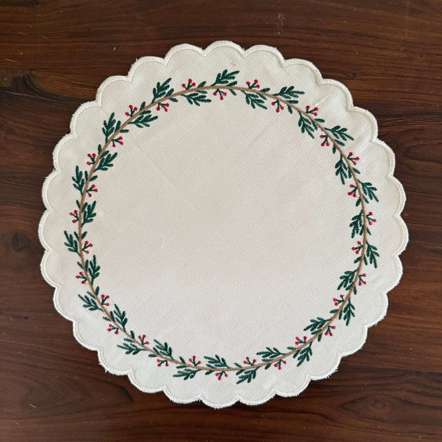 Christmas Placemat - Scalloped in Holly (Round)