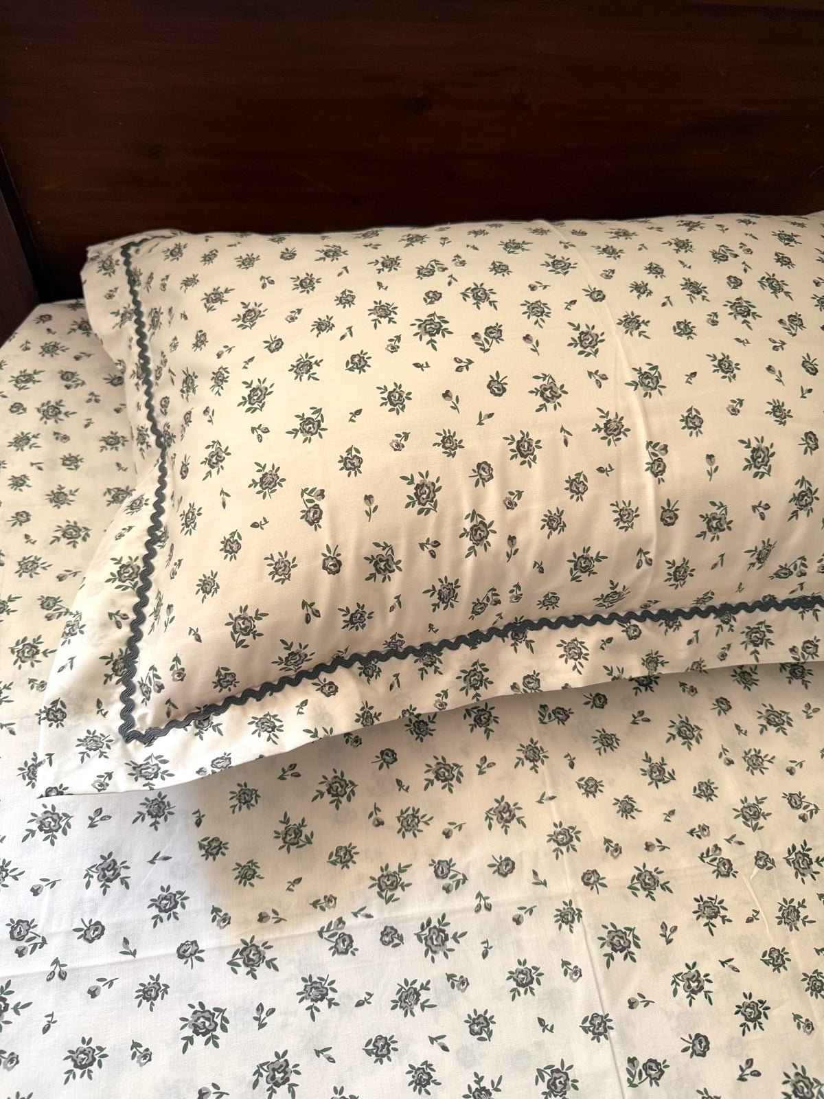Bedsheet (Queen) - Tiny Flowers in Grey )