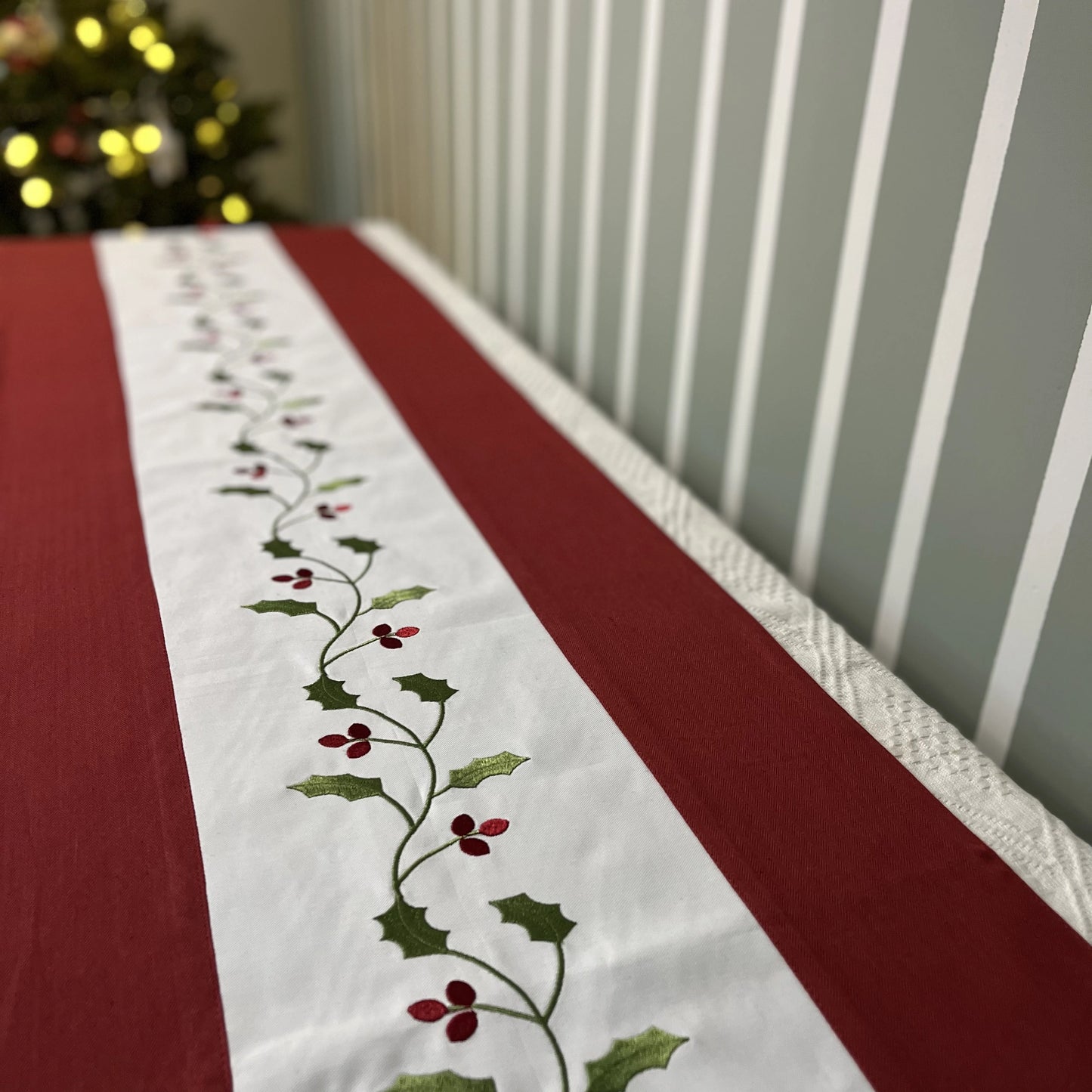 Christmas Runner - Holly vines