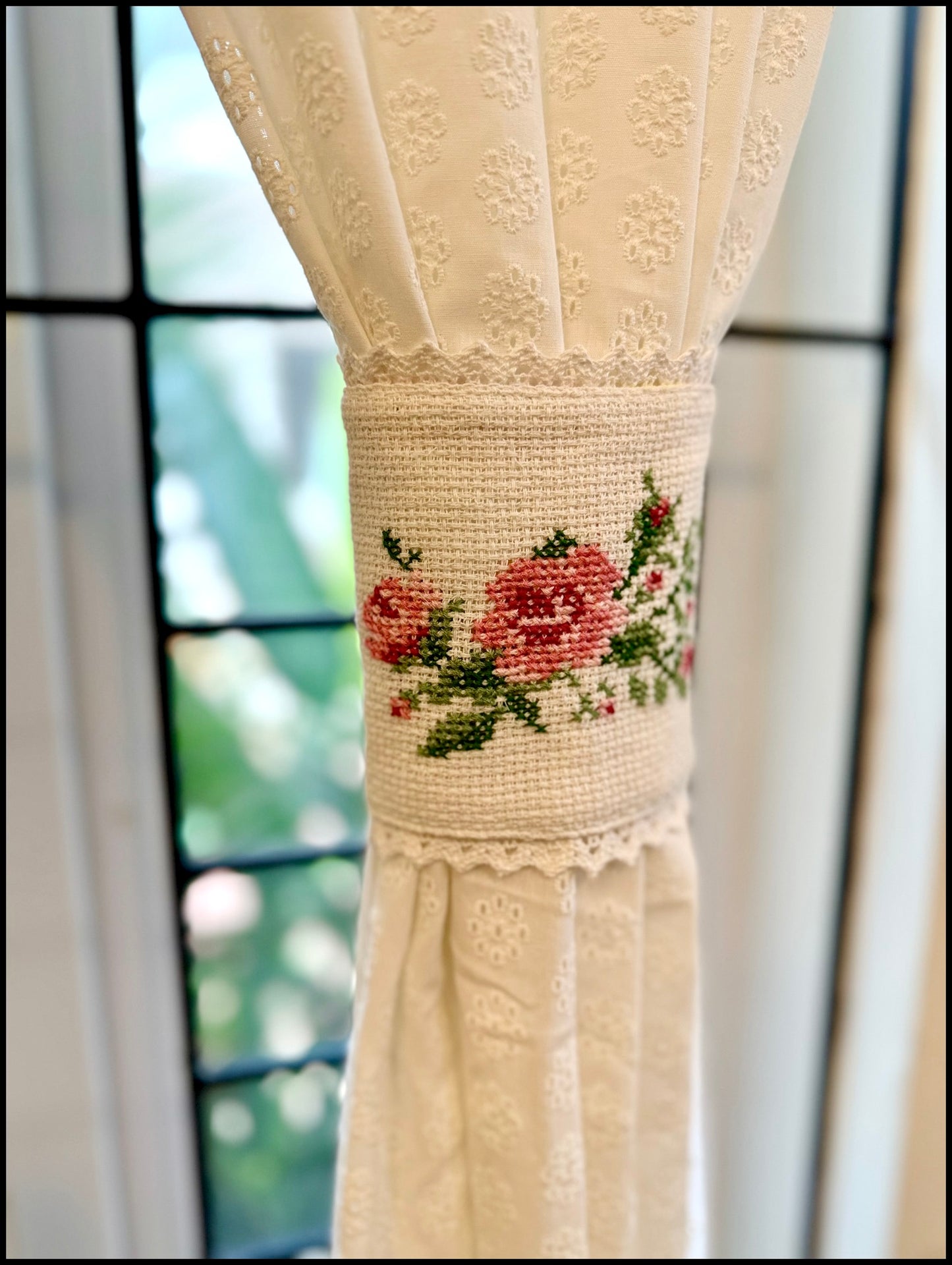 Curtain Tieback - Roses