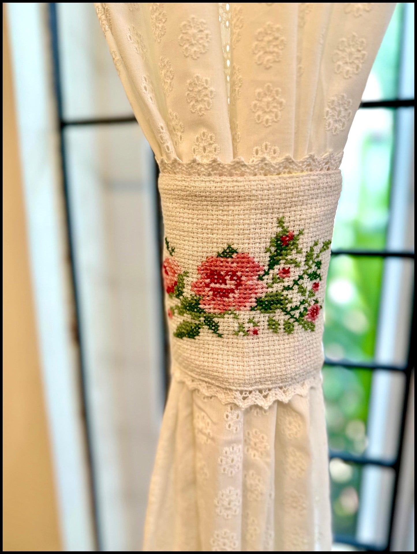 Curtain Tieback - Roses