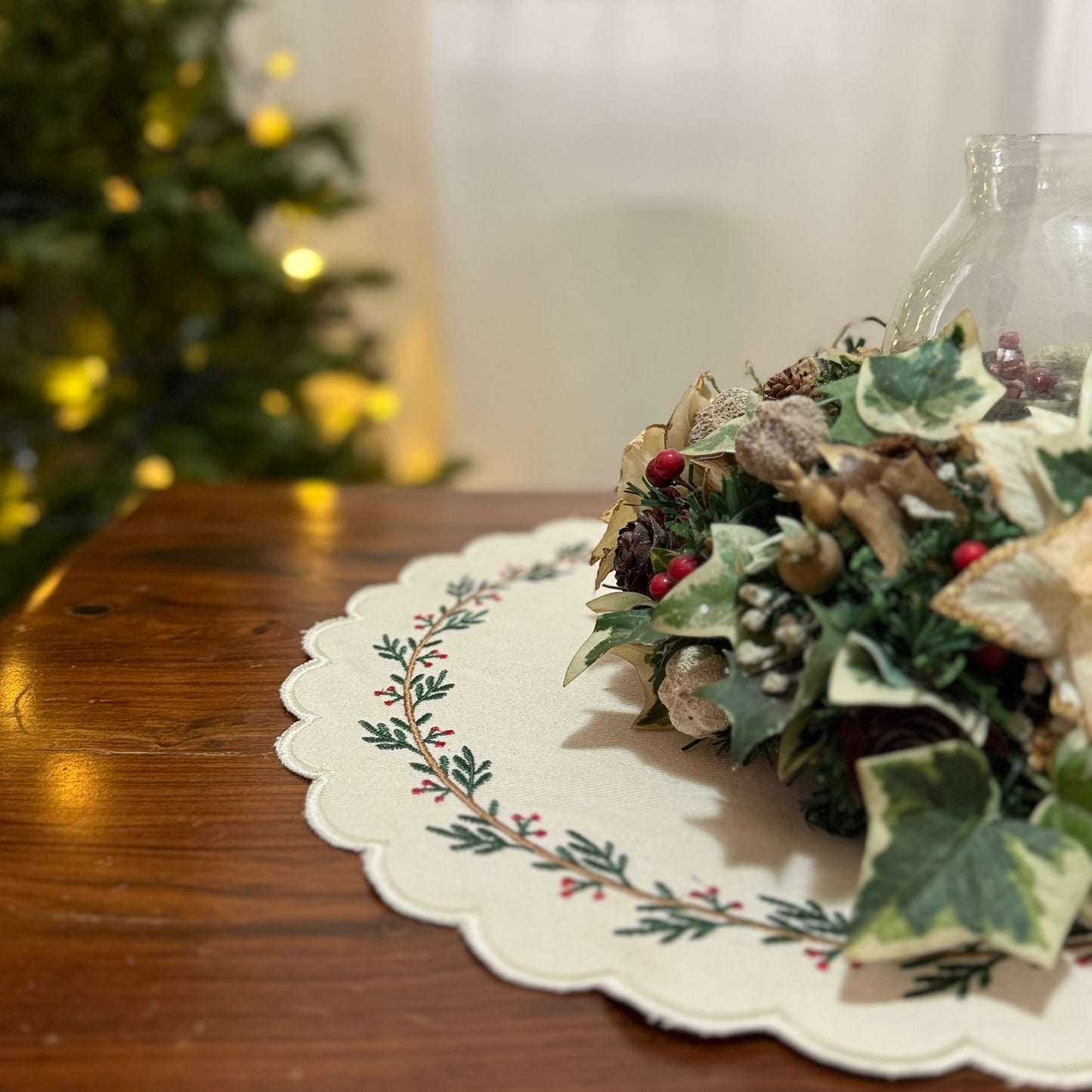 Christmas Placemat -  Scalloped in Holly (Round)