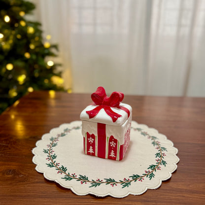 Christmas Placemat -  Scalloped in Holly (Round)