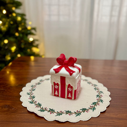 Christmas Placemat -  Scalloped in Holly (Round)