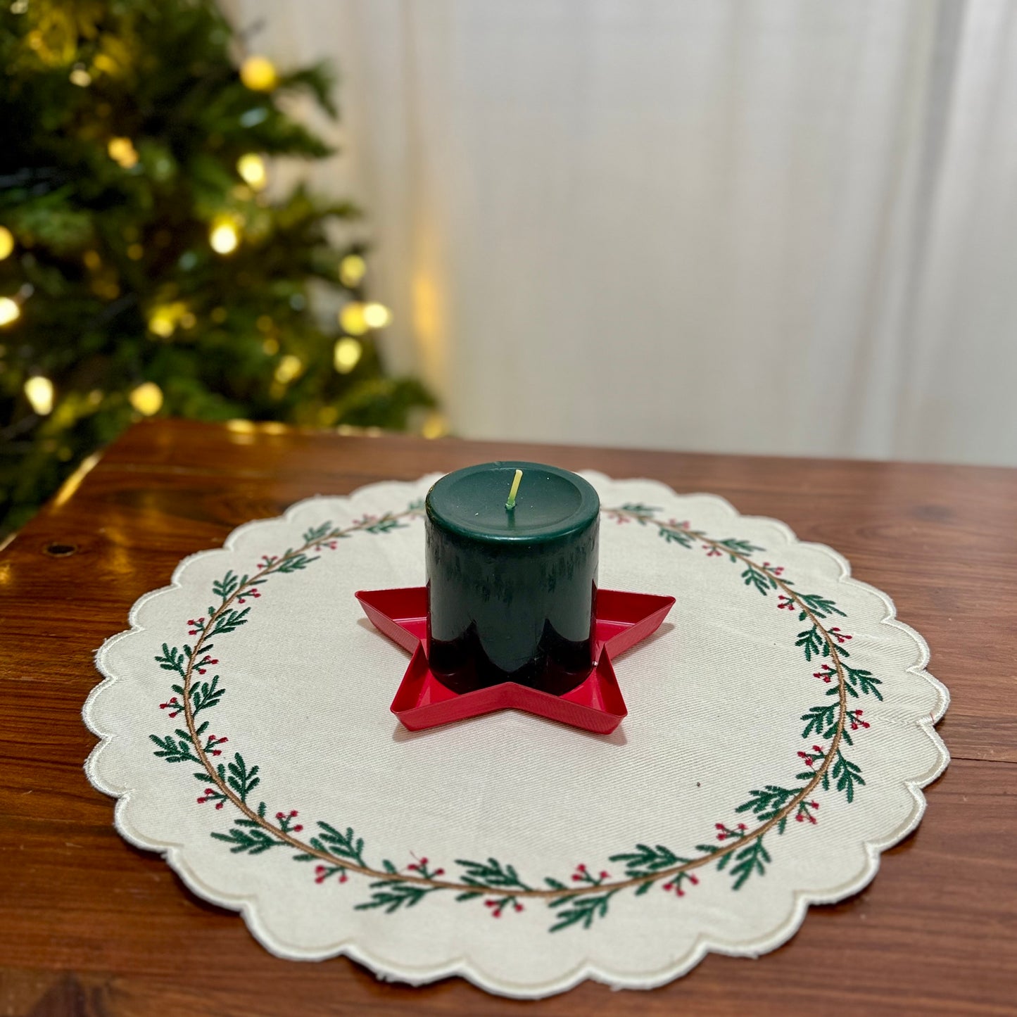 Christmas Placemat -  Scalloped in Holly (Round)