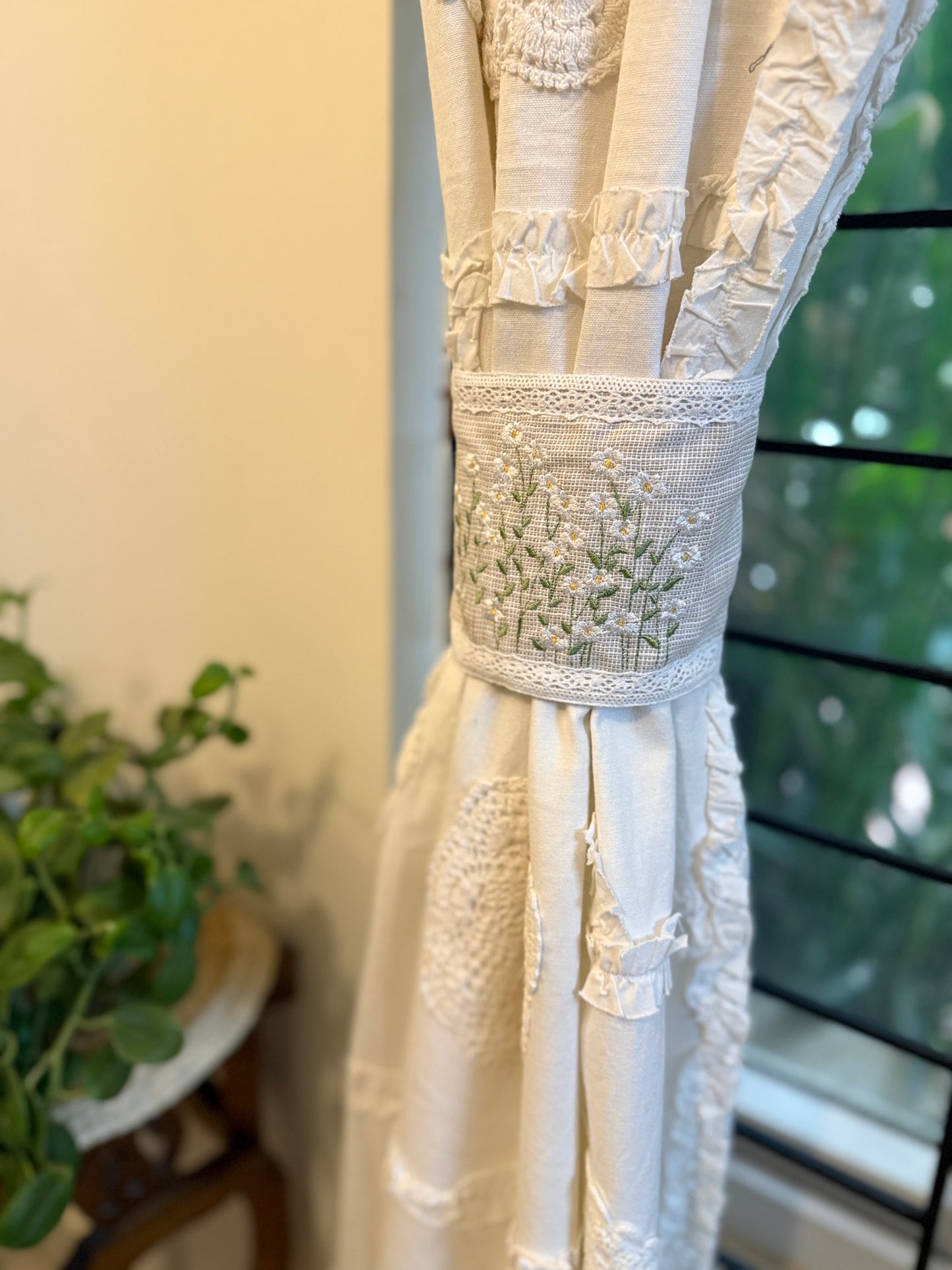 Curtain Tieback - Wild Daisies