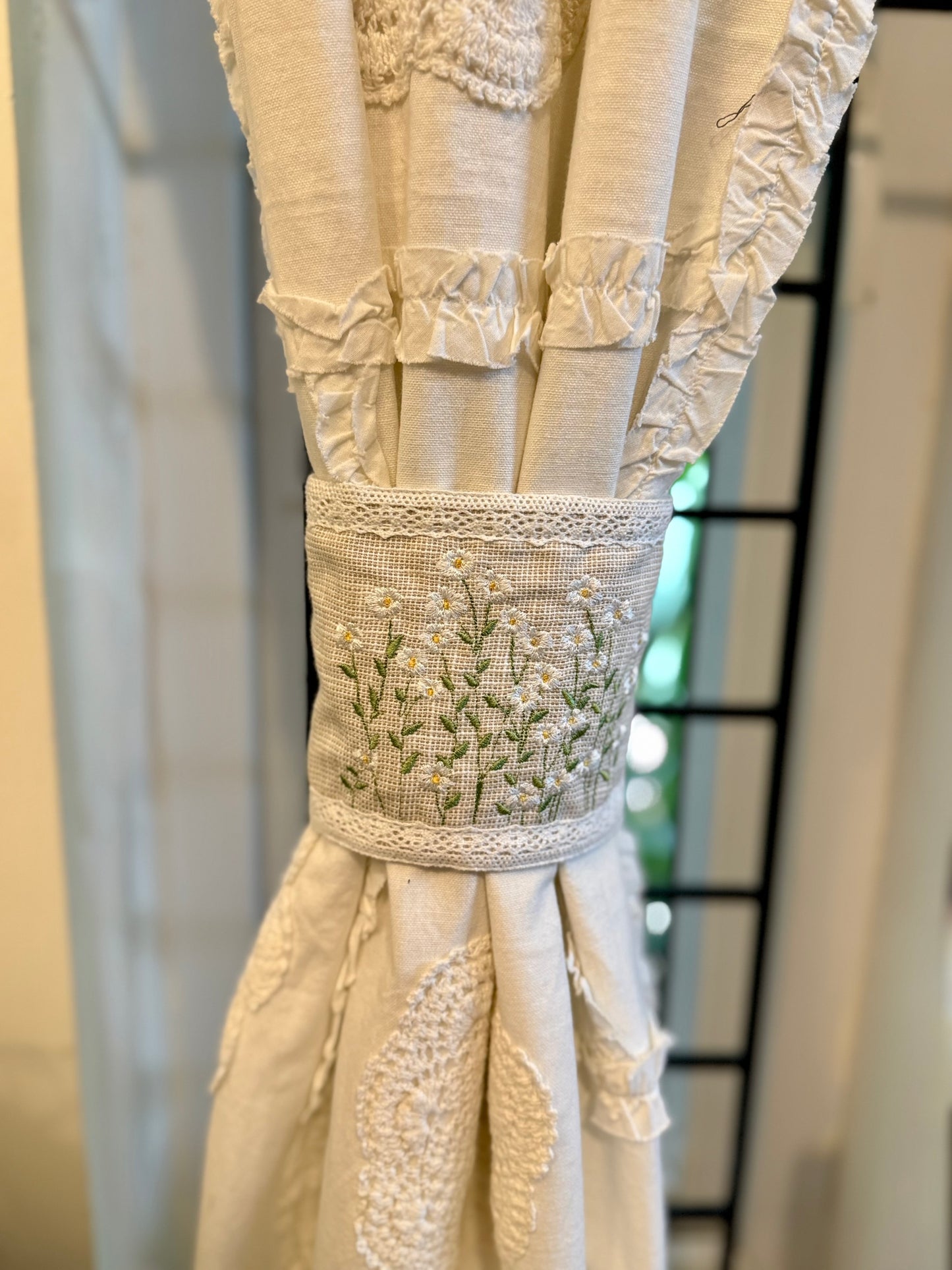Curtain Tieback - Wild Daisies