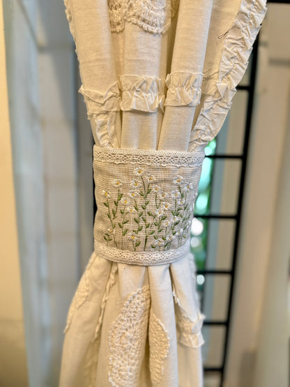 Curtain Tieback - Wild Daisies