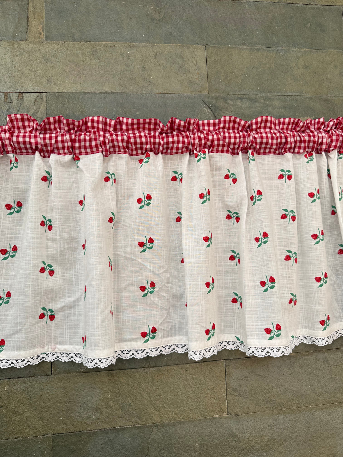 Kitchen Valance - Strawberry bunches