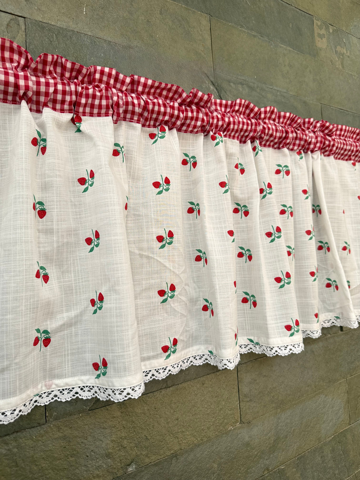 Kitchen Valance - Strawberry bunches