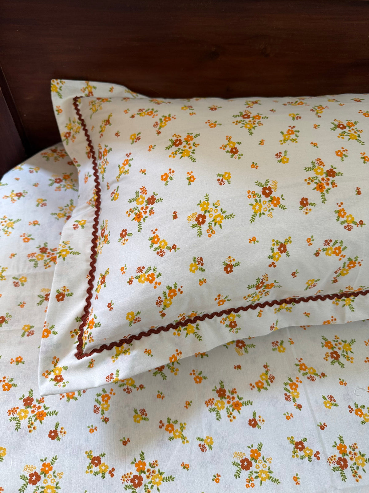Bedsheet ( Queen) - Cream and florals