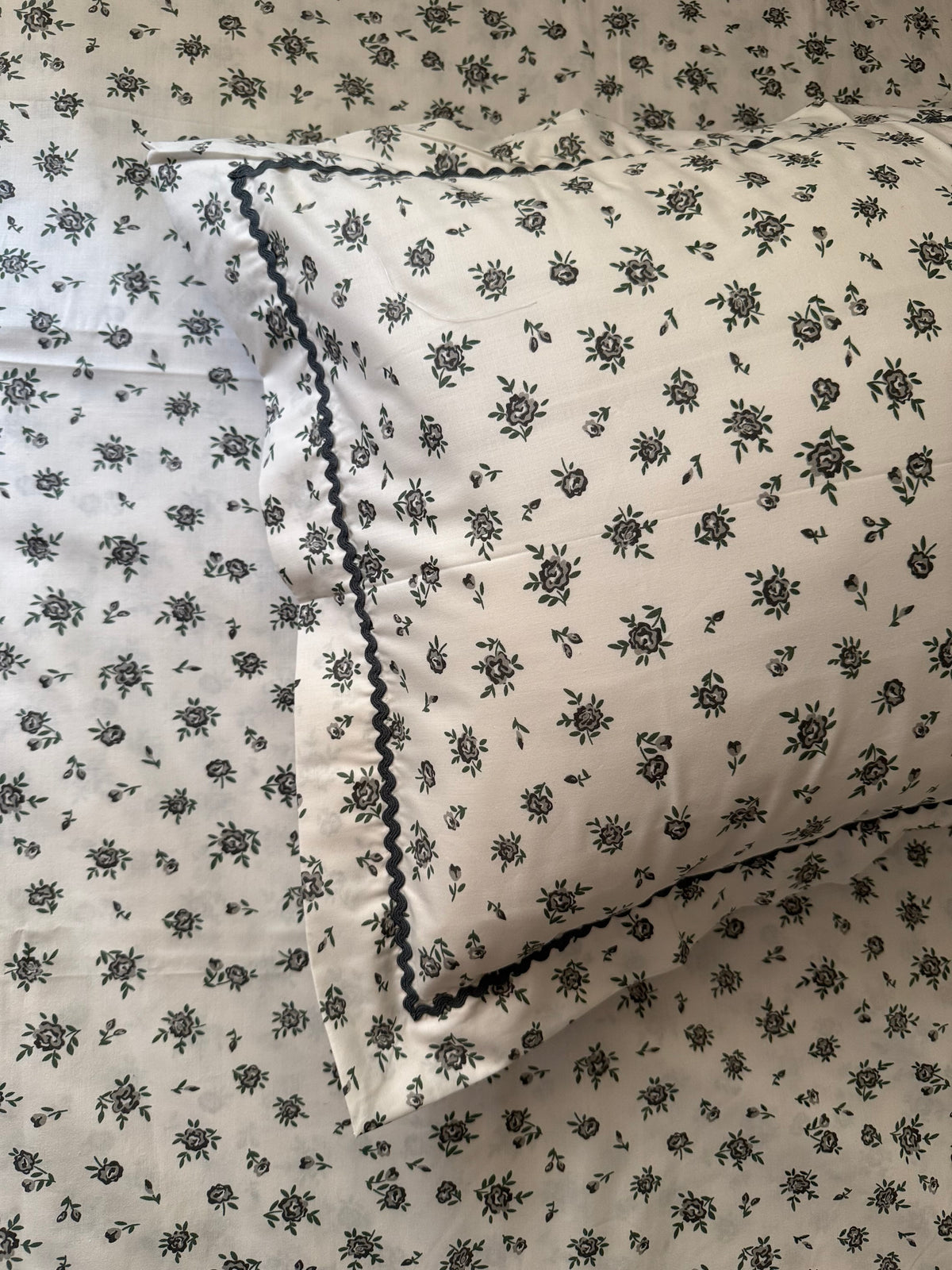 Bedsheet (Queen) - Tiny Flowers in Grey )