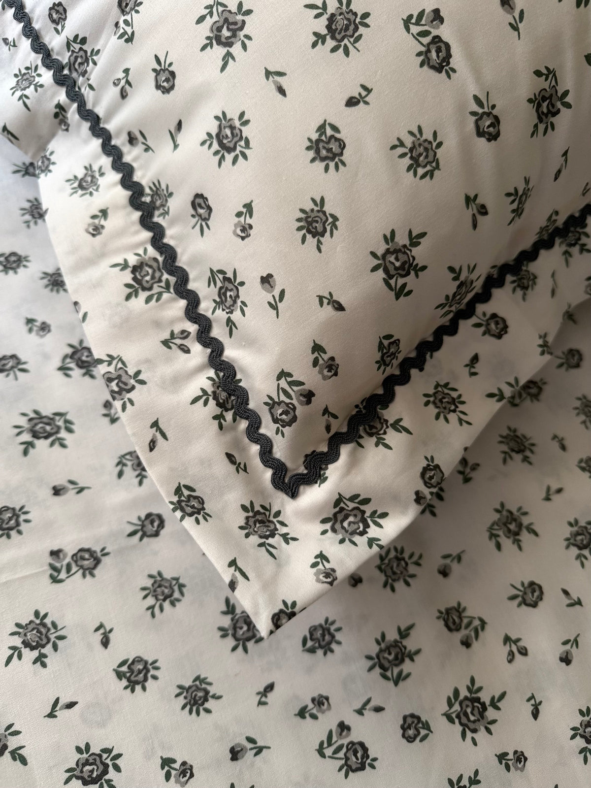 Bedsheet (Queen) - Tiny Flowers in Grey )