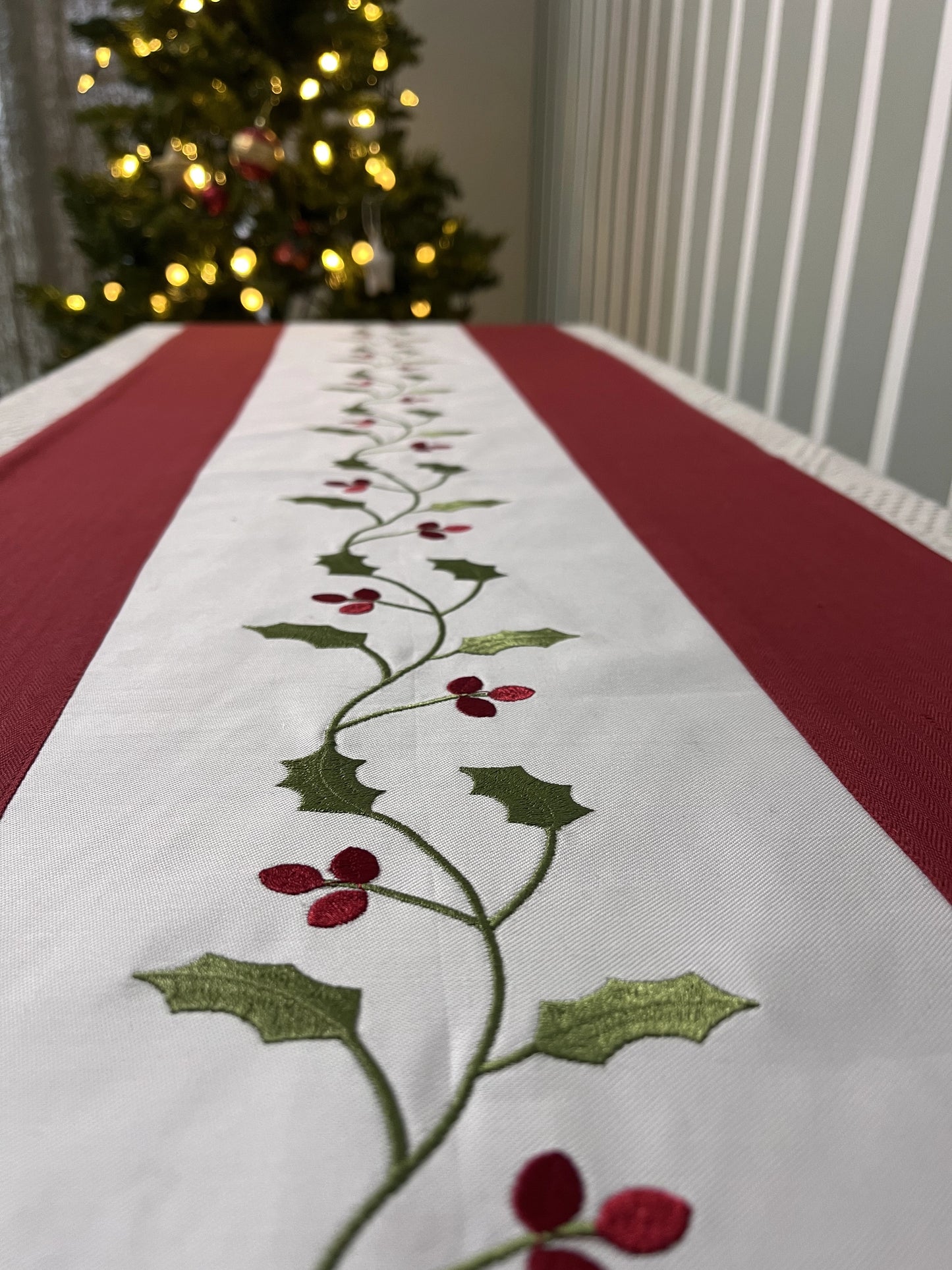 Christmas Runner - Holly vines